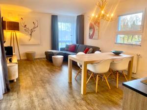 a living room with a table and a couch at Ferienwohnung Bergzauber mit Balkon & Bergblick in Schliersee