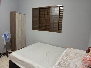 a bedroom with a bed and a window at Trabalhamos com casas e alojamentos para empresas in Cianorte