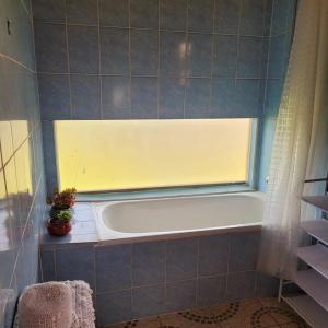 ein Badezimmer mit Badewanne und Fenster in der Unterkunft Chiloe Profundo in Chonchi + 13 Fotos