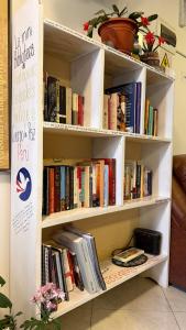 a book shelf filled with lots of books at Chachapoyas Backpackers Hostal Boutique in Chachapoyas