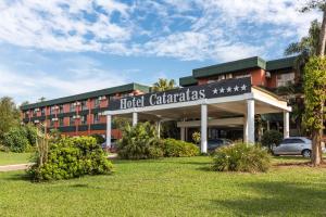 un edificio de hotel con un letrero que lee Hotel Californias en Exe Hotel Cataratas en Puerto Iguazú