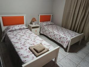 two beds in a small room at Alojamiento Fiara in Chajarí