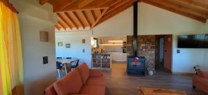 a living room with a couch and a table at Cá du Mattu in Villa Pehuenia