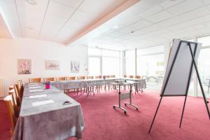 
The business area and/or conference room at Hôtel Les Gens De Mer Brest by Poppins

