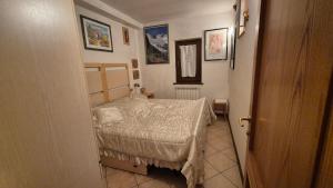 a small bedroom with a bed in a room at Le Ginestre in Faidello