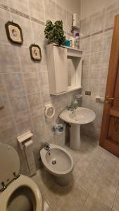 a bathroom with a toilet and a sink at Le Ginestre in Faidello