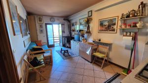 a room with a kitchen with a table and chairs at Le Ginestre in Faidello
