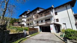 a large white building with a driveway in front of it at Le Ginestre in Faidello
