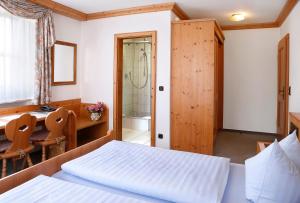 Postel nebo postele na pokoji v ubytování Hotel Hubertus + 34 fotografií