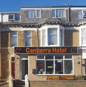 uma placa de hotel canagher em frente a um edifício em UK Travel & Hospitality LTD TA Canberra Hotel em Blackpool