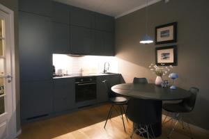 a kitchen with black cabinets and a table with chairs at Geilo sentrum for 4 personer in Geilo
