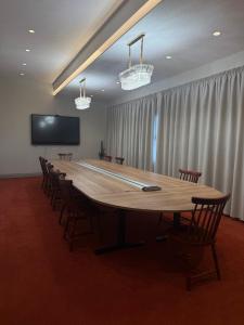 a large conference room with a large table and chairs at Hani i Gjelit Hotel, Korce in Korçë