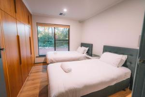 a room with two beds and a window at Vineyard Retreat in the Heart of McLaren Vale in McLaren Vale +56 photos