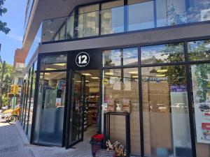 a store front of a building with glass doors at Cerca de todo, monoambiente con parking in Montevideo