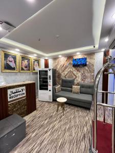a living room with a couch and a television at فندق الدوبلي أجياد in Quai