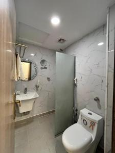 a bathroom with a toilet and a sink at فندق الدوبلي أجياد in Quai +2 photos