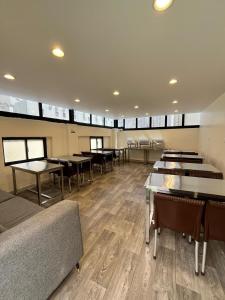 a waiting room with tables and chairs in it at فندق الدوبلي أجياد in Quai