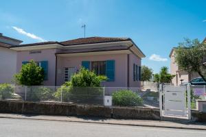 a house with a fence in front of it at Casa Vacanze Leandra in San Costanzo
