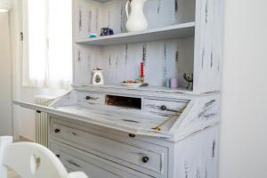 a white hutch in a white room at Casa Vacanze Leandra in San Costanzo +44 photos