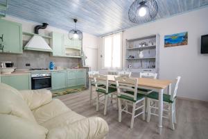 a kitchen and dining room with a table and chairs at Casa Vacanze Leandra in San Costanzo
