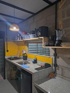 eine Küche mit Spüle und Arbeitsplatte in der Unterkunft Rustica e Charmosa in Santa Cruz Cabrália + 10 Fotos