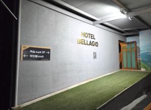 a room with a hotel bellada sign on a wall at 벨라지오호텔 in Sagog-yŏk