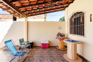 a patio with two chairs and a table at Descanso Perfeito Na Região Dos Lagos in São Pedro da Aldeia
