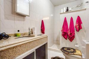 a bathroom with a sink and a toilet at Descanso Perfeito Na Região Dos Lagos in São Pedro da Aldeia +40 photos
