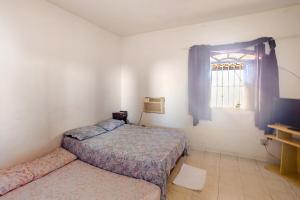 a bedroom with two beds and a window at Descanso Perfeito Na Região Dos Lagos in São Pedro da Aldeia