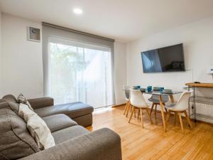Televisor o centre d'entreteniment de Adam's home with high-speed Internet near Polanco