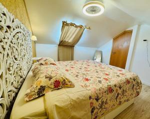 a bedroom with a large bed with a floral bedspread at Casa Alma Serena in Batalha +33 photos