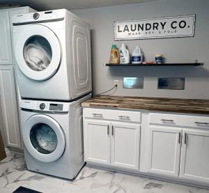 a laundry room with a washer and a washing machine at The Sky Lounge-Brunswick in Brunswick