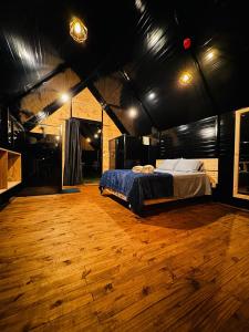 a bedroom with a bed in a room with wooden floors at Fazenda Brotas SP in Brotas +156 photos
