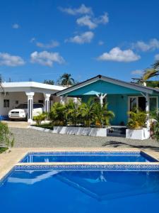 a house with a swimming pool in front of it at cacao resort las taranas in Villa Riva