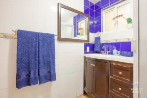 a bathroom with a sink and a mirror at Great cozy place near Malecón in La Paz