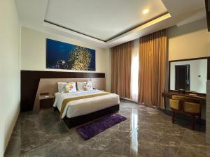 ein Hotelzimmer mit Bett und Fernseher in der Unterkunft Vega Prime Hotel & Convention in Sorong + 62 Fotos