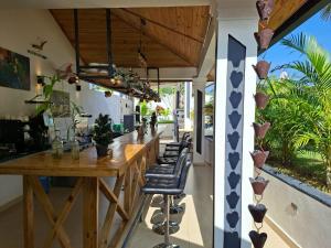 a bar with a long wooden table and chairs at cacao resort las taranas in Villa Riva