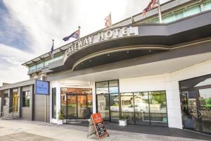 ein Hotel mit einem Schild davor in der Unterkunft Nightelier Devonport Gateway Hotel in Devonport