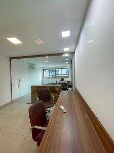 an office with a long wooden table and a chair at Blue Hope, 467, LUXO em Vitória ES in Vitória