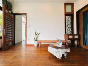 a living room with a bench and a table at Leranda Bonita in Hue