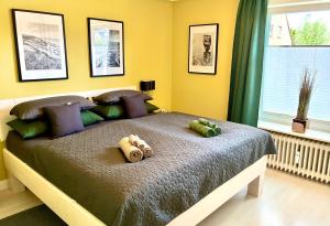 a bedroom with a bed with two stuffed animals on it at Ritas-Op-Soelring in Westerland