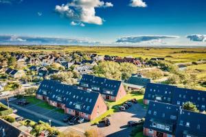 an aerial view of a village with houses and cars at Ritas-Op-Soelring in Westerland