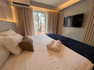 a hotel room with a bed with towels on it at Beira-Mar Sofisticado com Vista Mar e Piscina in Pontal do Paraná +88 photos