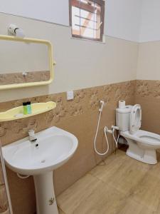 a bathroom with a sink and a toilet at Wilpattu Lakwin Guest in Pahala Maragahawewa