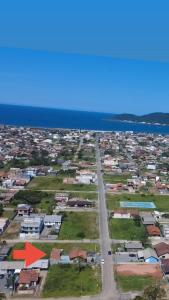 an aerial view of a city with houses and the ocean at Apartamento 03 - Refúgio do Descanso in São Francisco do Sul