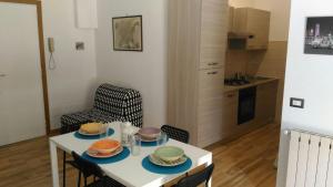 a dining room with a table and chairs and a kitchen at La casa per te in Rome