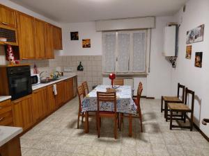 eine Küche und ein Esszimmer mit Tisch und Stühlen in der Unterkunft Apartment Lago e Natura in Sandra + 29 Fotos