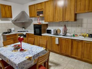 eine Küche mit einem Tisch und einer Tischdecke in der Unterkunft Apartment Lago e Natura in Sandra