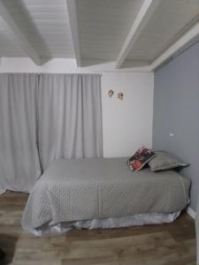 a bed in a room with a window and a bedspread at Chiche del mar in Playa Unión