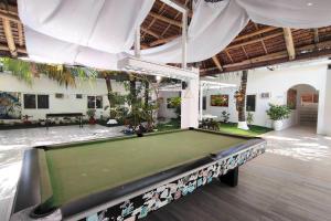 ein Billardtisch mitten in einem Raum in der Unterkunft Boracay Backpackers in Boracay